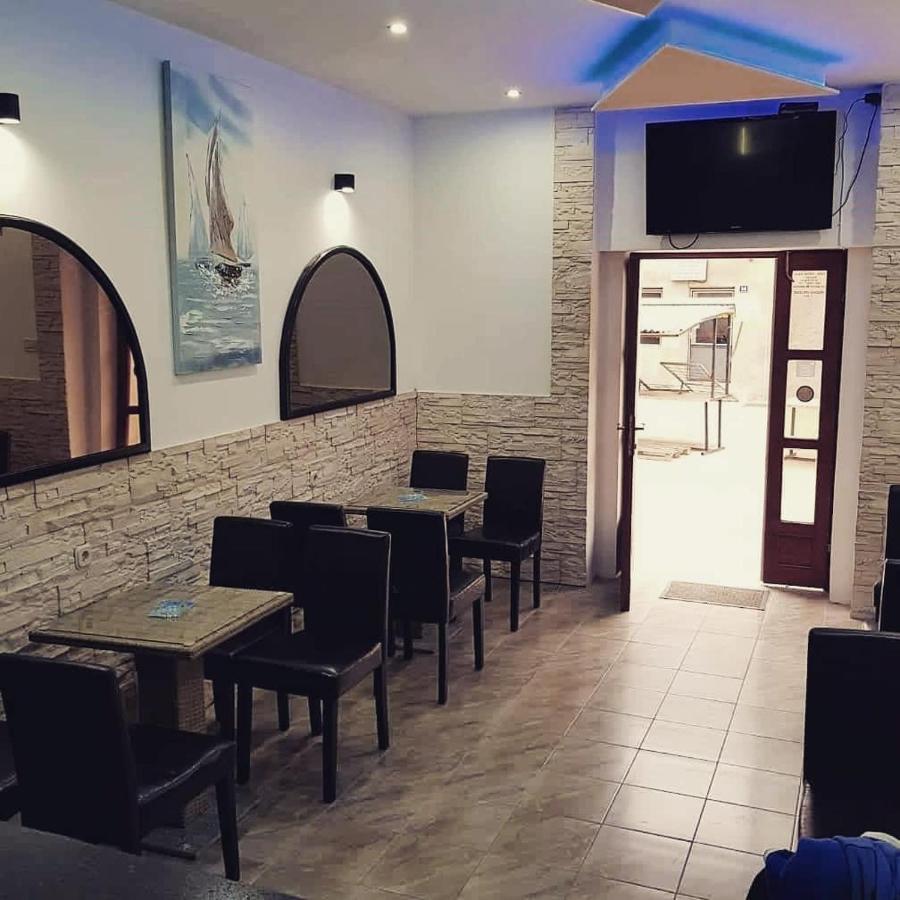 Buffet M Apartments And Rooms Обровац Экстерьер фото