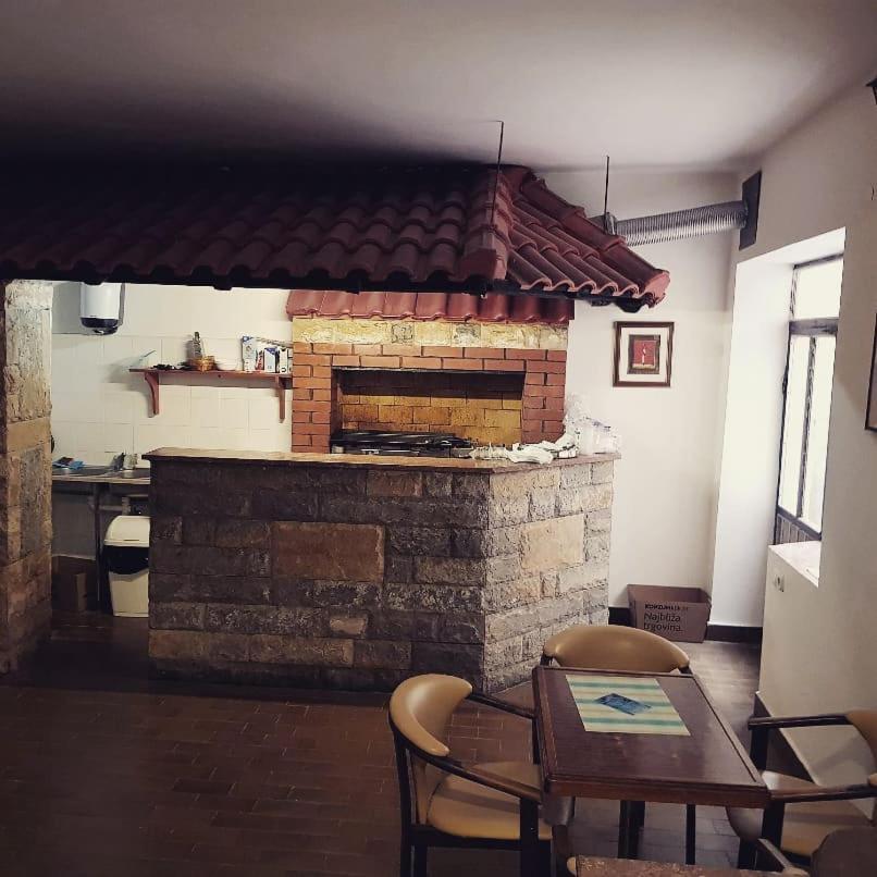 Buffet M Apartments And Rooms Обровац Экстерьер фото