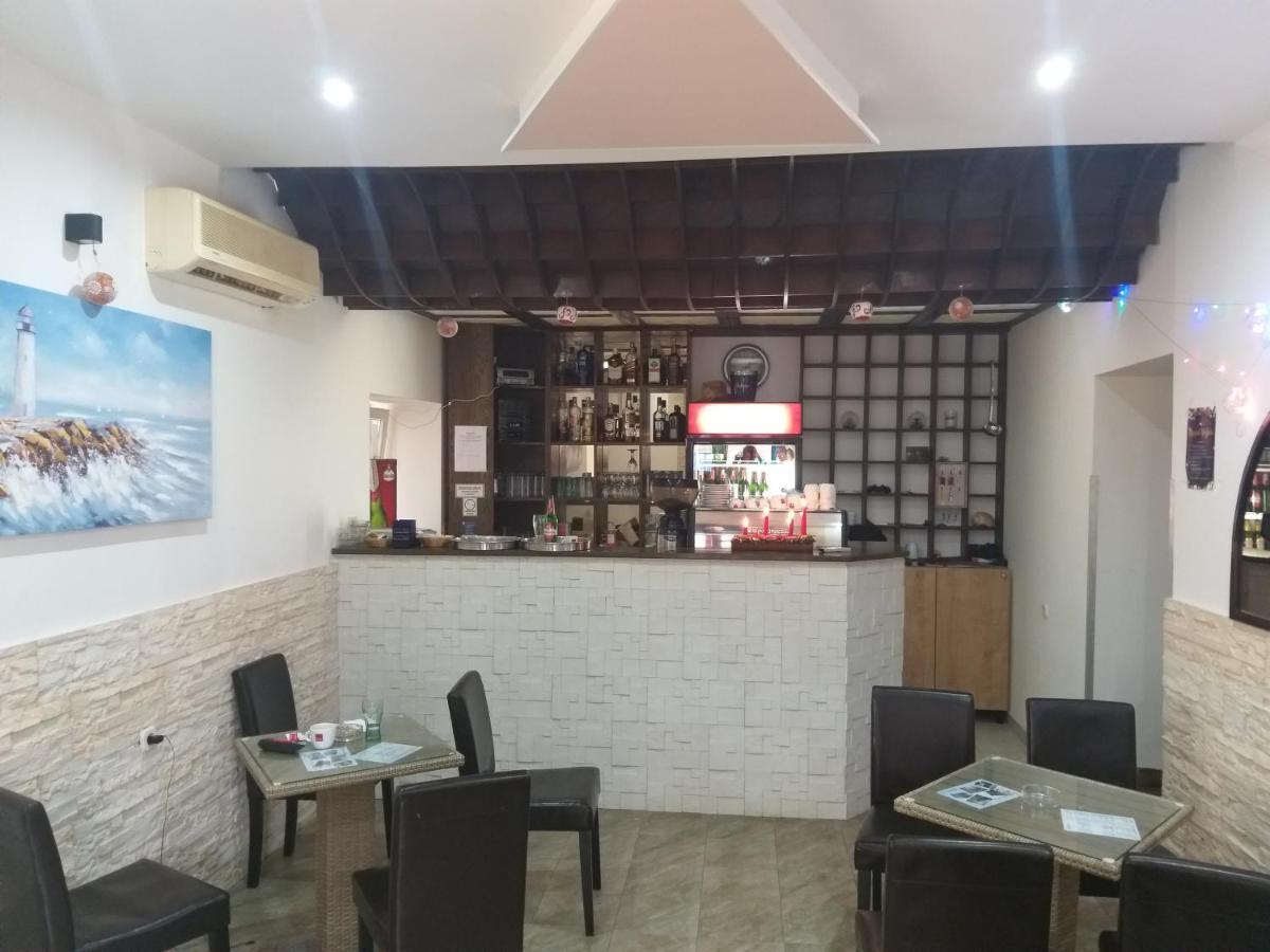 Buffet M Apartments And Rooms Обровац Экстерьер фото