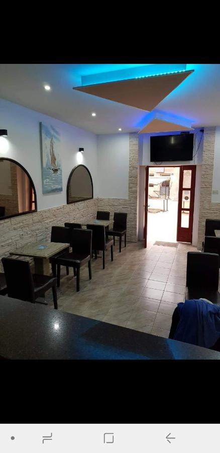 Buffet M Apartments And Rooms Обровац Экстерьер фото